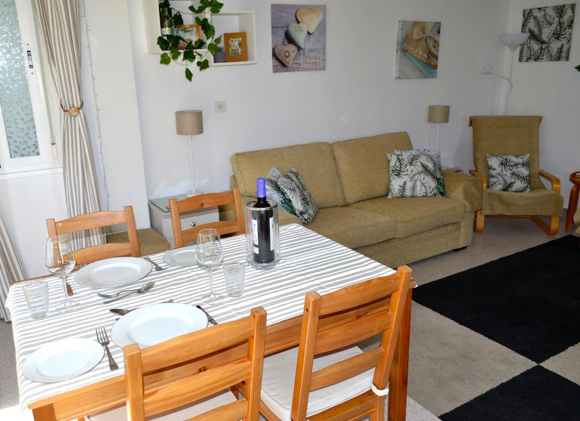 Appartement Spacious 1 Bedroom Apartment, Front, Costa